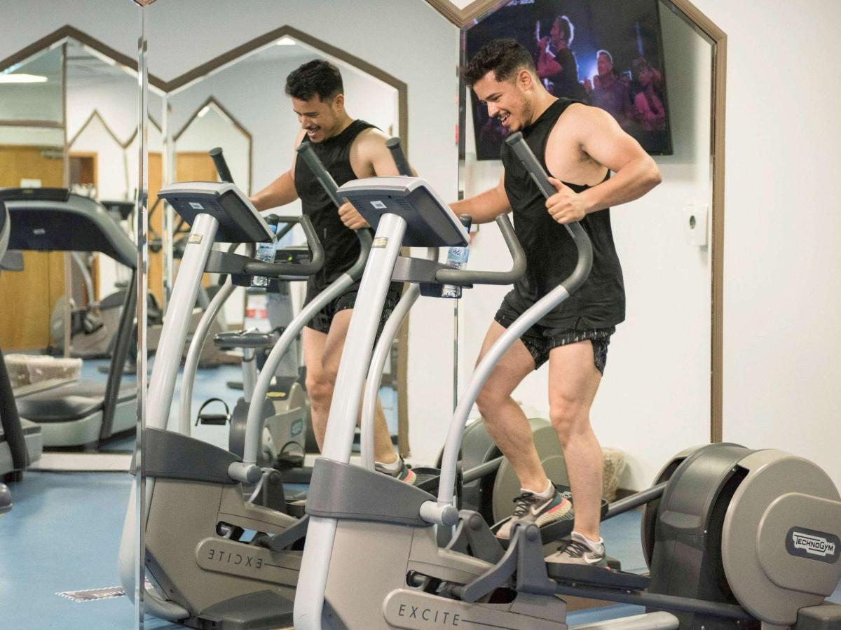 グランド ホテル メルキュール アルジェ エアロポート Dar el Beïda エクステリア 写真 A man using a cross trainer