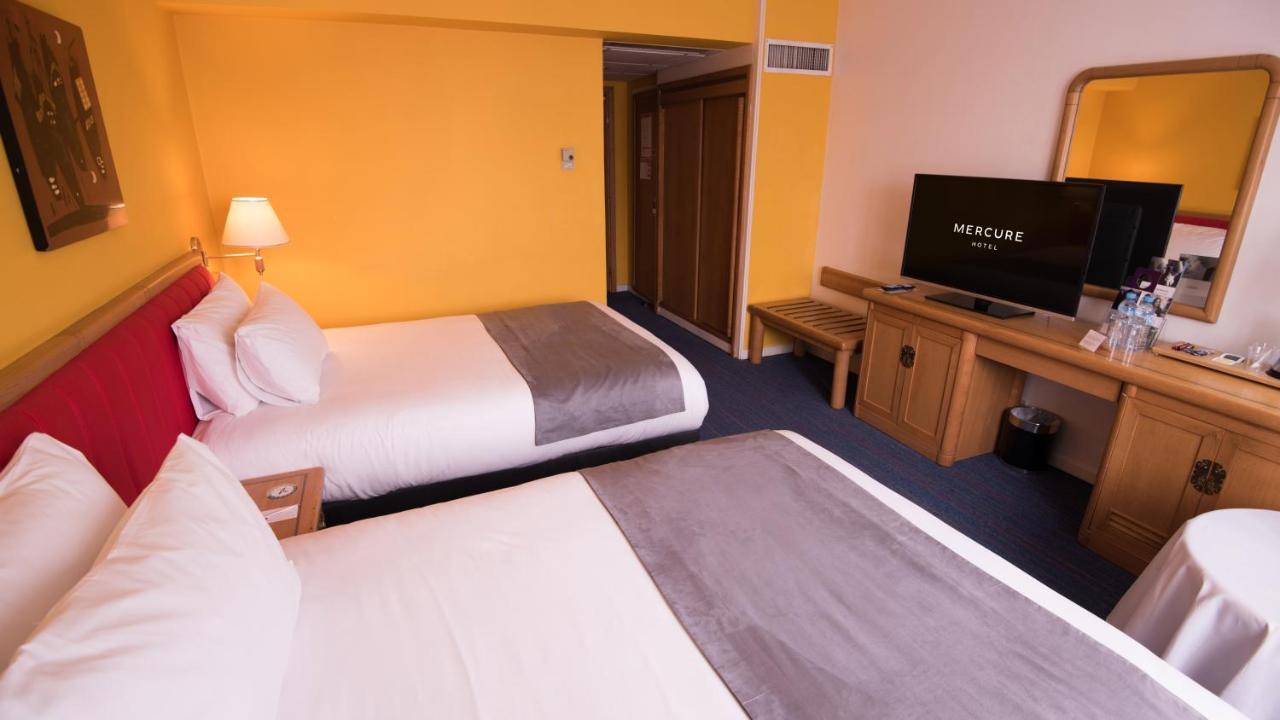 グランド ホテル メルキュール アルジェ エアロポート Dar el Beïda エクステリア 写真 A typical room at a Mercure hotel