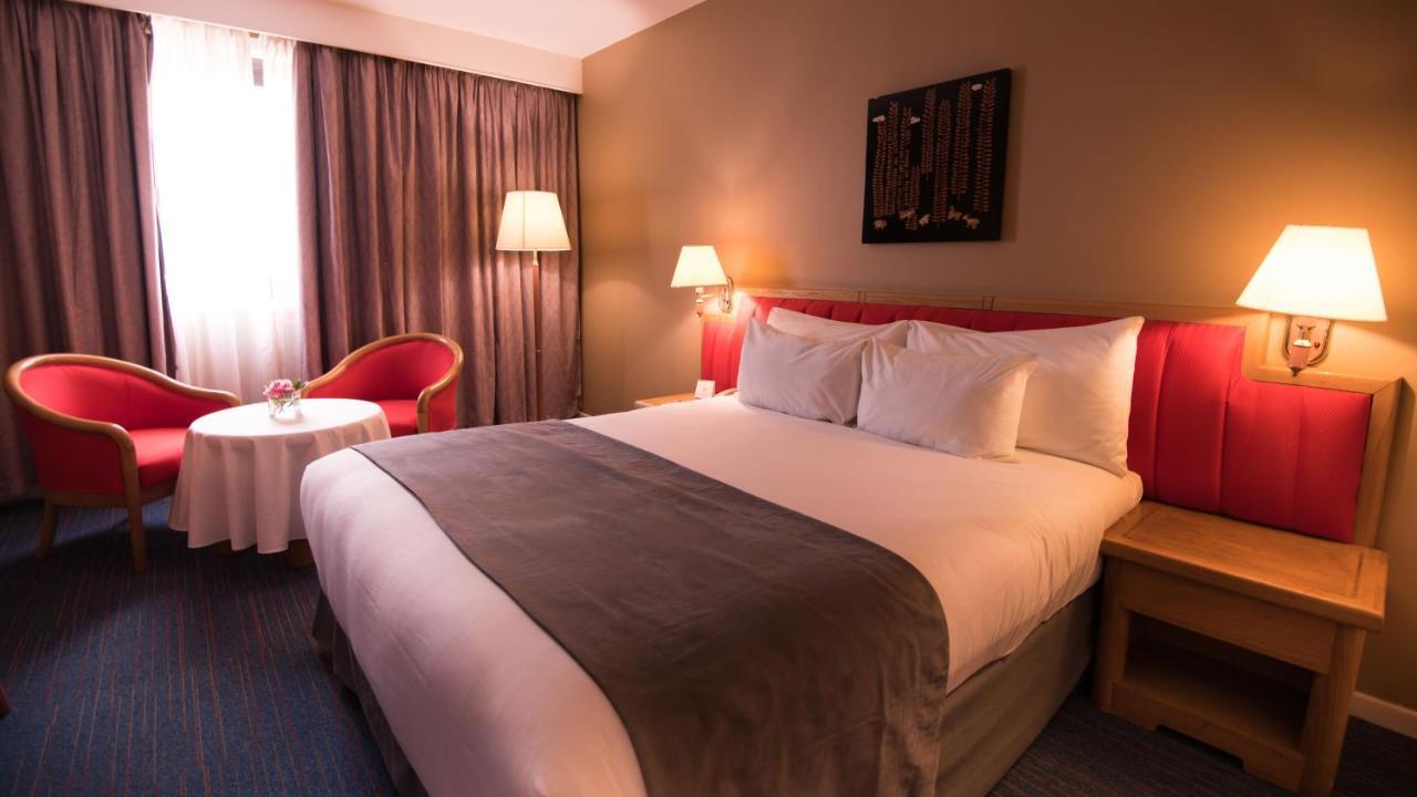 グランド ホテル メルキュール アルジェ エアロポート Dar el Beïda エクステリア 写真 A room at the hotel