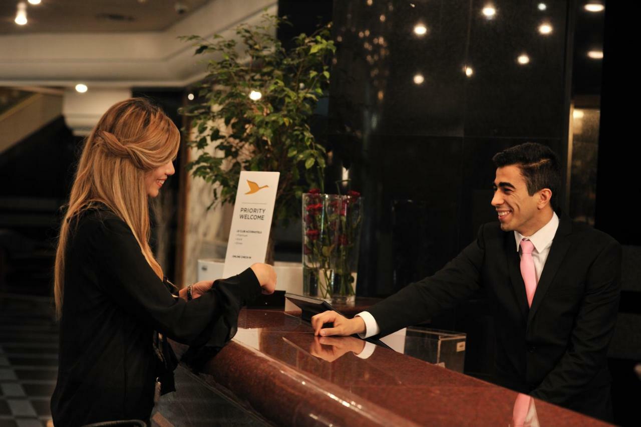 グランド ホテル メルキュール アルジェ エアロポート Dar el Beïda エクステリア 写真 A hotel receptionist