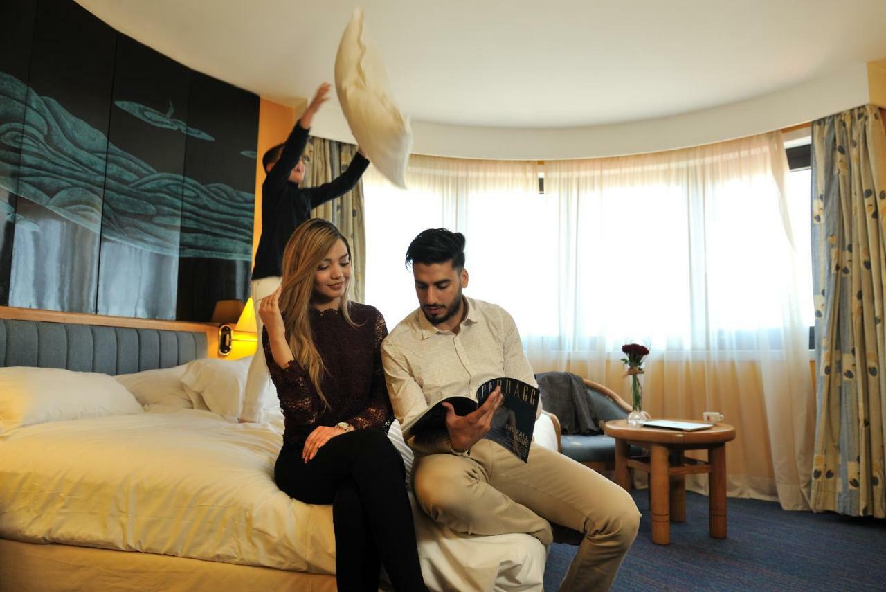 グランド ホテル メルキュール アルジェ エアロポート Dar el Beïda エクステリア 写真 A couple in a hotel room