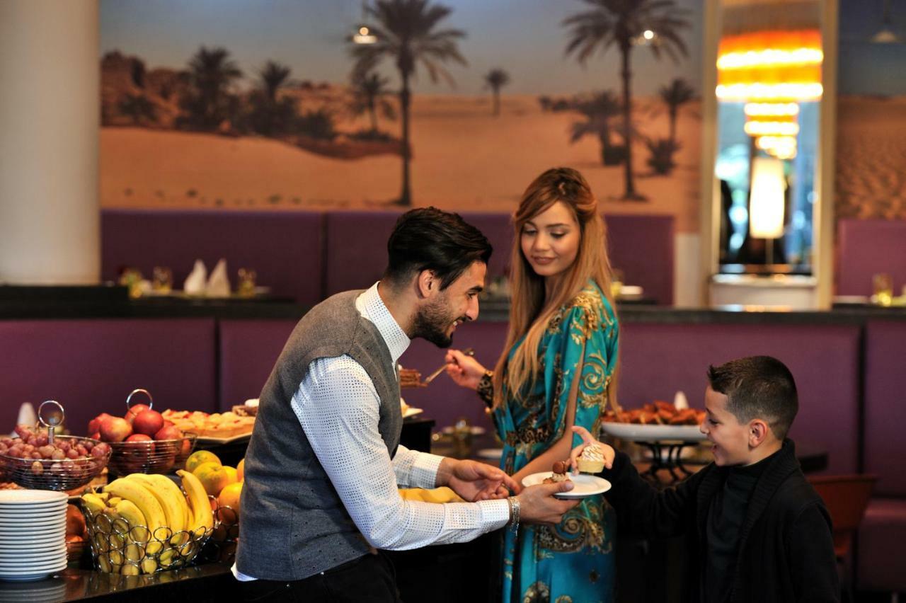 グランド ホテル メルキュール アルジェ エアロポート Dar el Beïda エクステリア 写真 A couple at a buffet