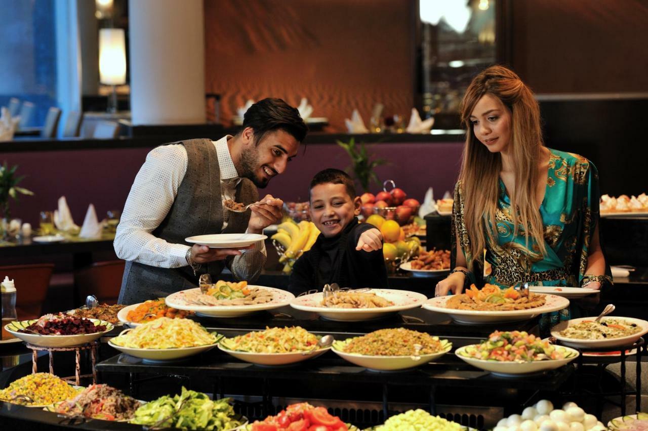 グランド ホテル メルキュール アルジェ エアロポート Dar el Beïda エクステリア 写真 A buffet at a hotel in Dubai