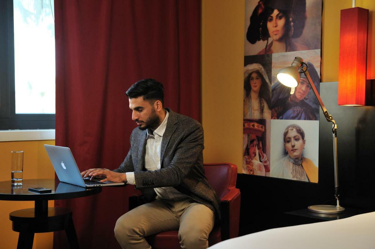 グランド ホテル メルキュール アルジェ エアロポート Dar el Beïda エクステリア 写真 A student working on a laptop