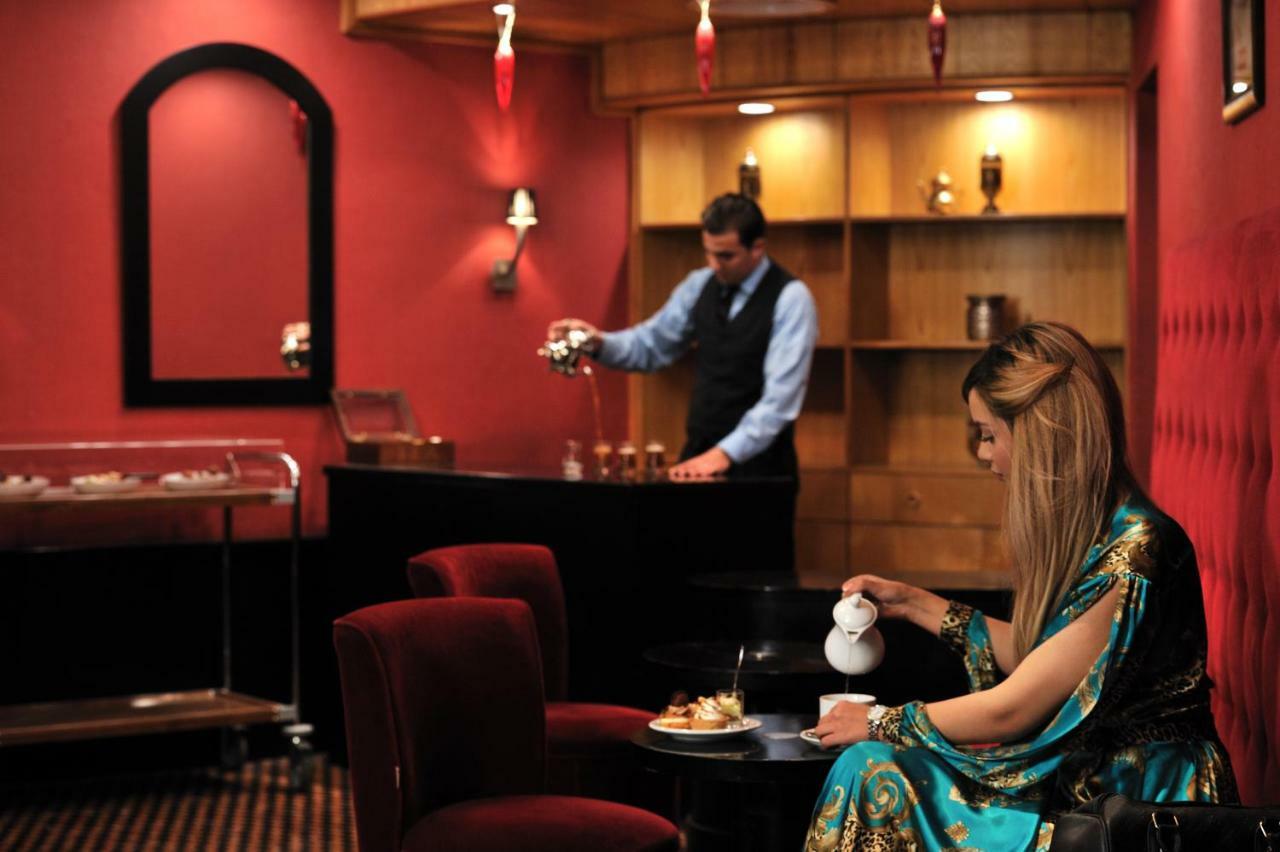 グランド ホテル メルキュール アルジェ エアロポート Dar el Beïda エクステリア 写真 A hotel butler serving tea