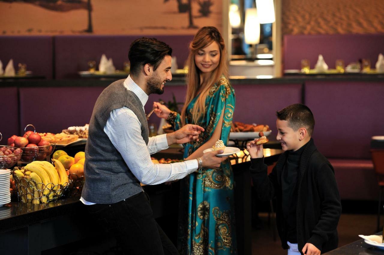 グランド ホテル メルキュール アルジェ エアロポート Dar el Beïda エクステリア 写真 A waiter serving a family