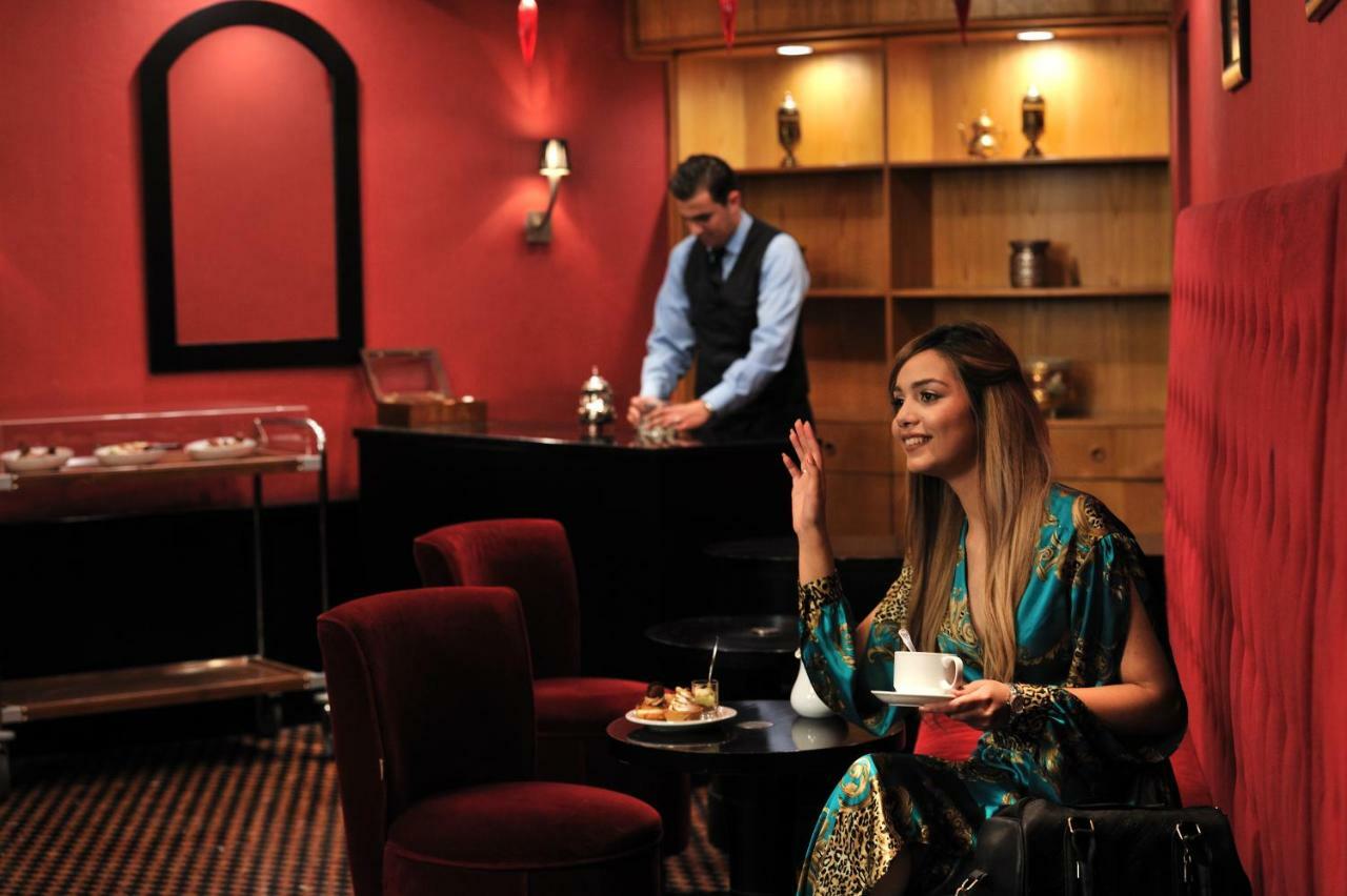 グランド ホテル メルキュール アルジェ エアロポート Dar el Beïda エクステリア 写真 A woman being served at a restaurant