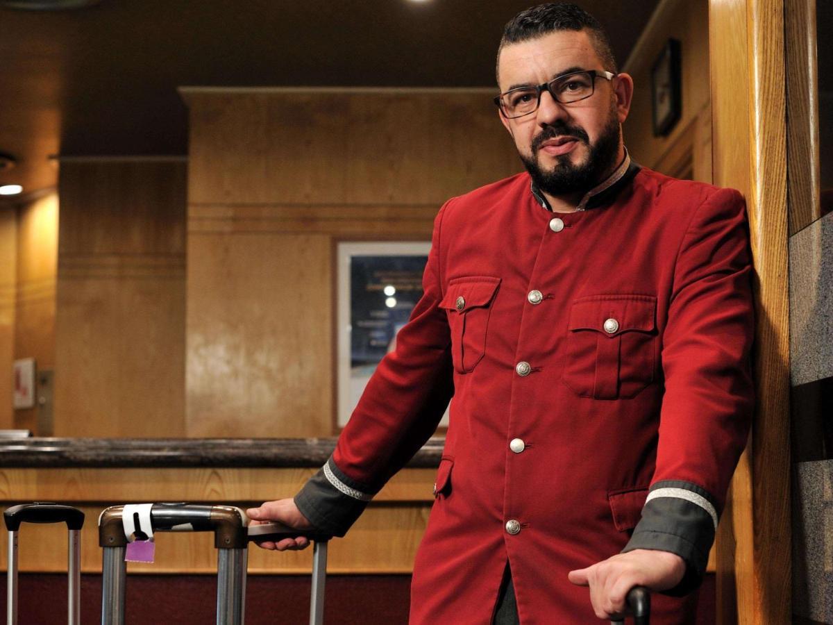 グランド ホテル メルキュール アルジェ エアロポート Dar el Beïda エクステリア 写真 A bellboy at the Four Seasons Hotel in Beirut, Lebanon