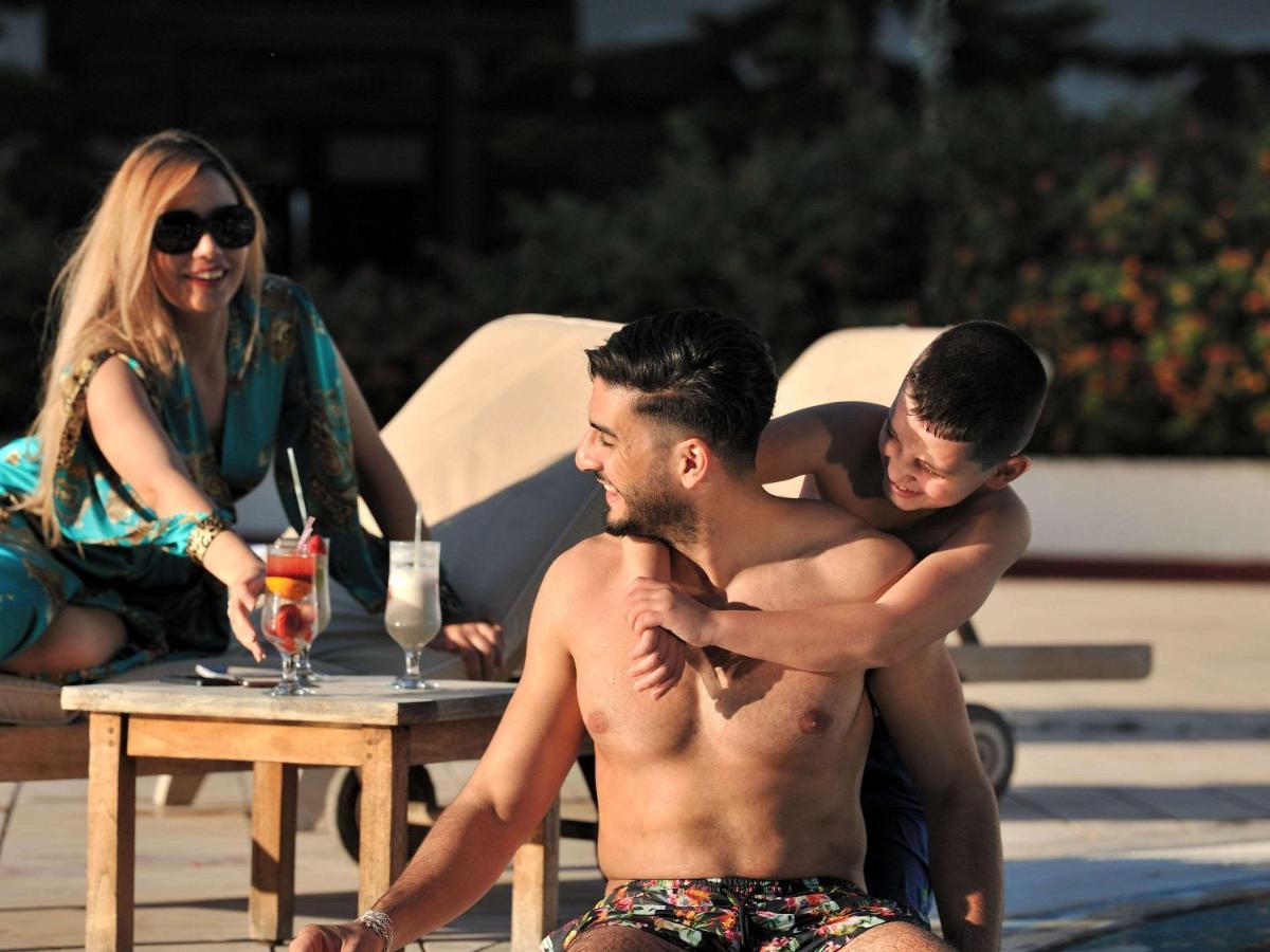 グランド ホテル メルキュール アルジェ エアロポート Dar el Beïda エクステリア 写真 A gay couple